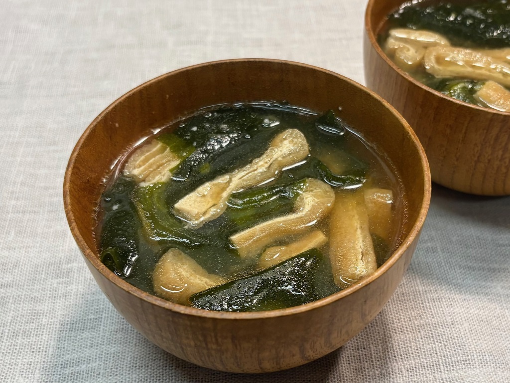 甘いおあげとわかめの味噌汁