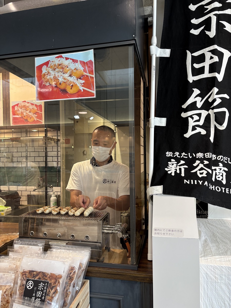 宗田みたらしだんごを焼く
