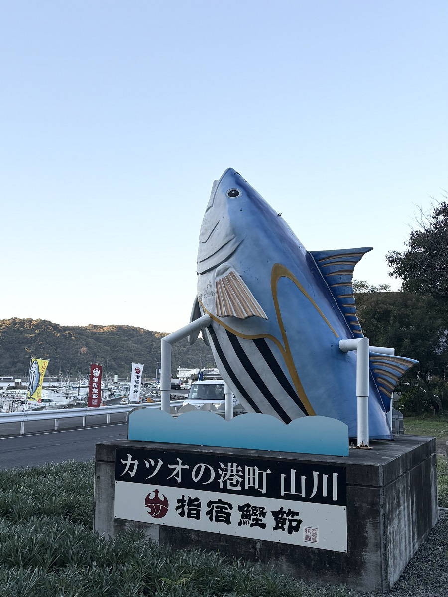 カツオのオブジェ