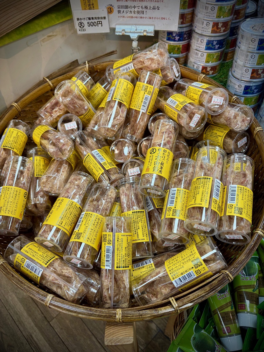 売場でお尻を向ける卵かけご飯専用宗田節